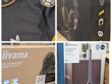 plusieurs photos différentes d'une boîte de casques audio et d'une pile de boîtes