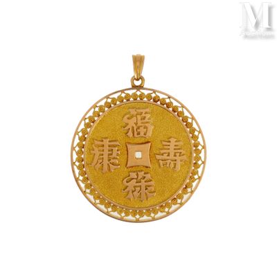 un gros plan d'une pièce d'or sur laquelle figurent des caractères chinois