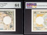 Trois types de monnaies différents sont exposés dans une vitrine.