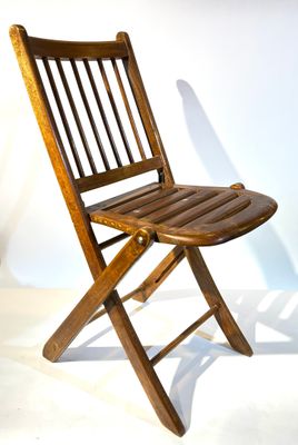 une chaise pliante en bois avec une assise en bois sur fond blanc
