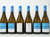 six bouteilles de vin sont alignées sur une surface blanche