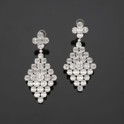 une paire de boucles d'oreilles en diamant et or blanc