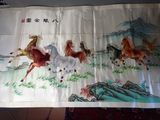trois chevaux galopant dans un champ sur un drapeau chinois