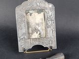 un plat ancien en argent orné d'un miroir et d'un petit morceau de métal