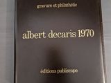 une image représentant un livre noir orné de lettres dorées