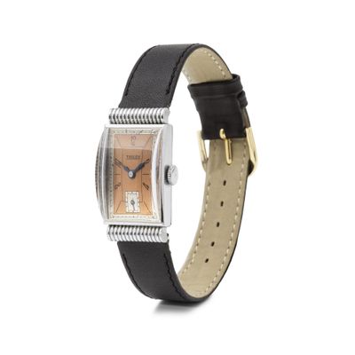 un gros plan d'une montre-bracelet avec un bracelet en cuir