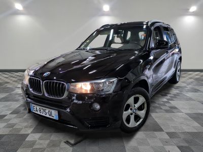 une photo d'un SUV bmw noir garé dans un garage