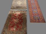 trois tapis orientaux sur fond gris