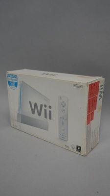 Console de jeux Nintendo Wii dans son emballage d'origine, posée sur une surface blanche avec un fond gris