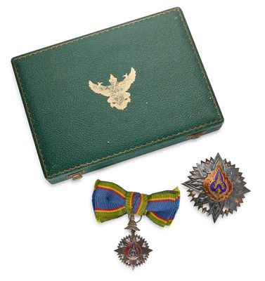 un étui vert orné de trois médailles et d'un nœud papillon