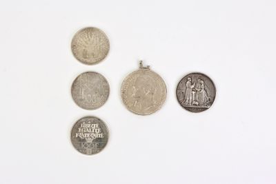quatre types de pièces différents sont présentés sur une surface blanche