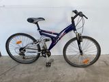 un vélo garé dans un garage