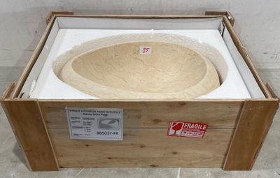 une boîte en bois contenant un bol en bois