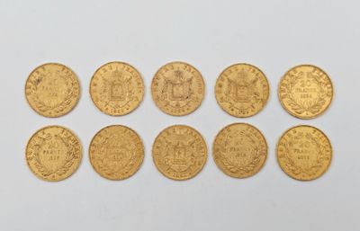 plusieurs pièces d'or sont disposées en ligne sur une surface blanche