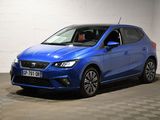 une voiture bleue garée dans un garage au sol en damier