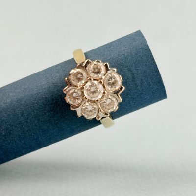 un gros plan d'une bague en or ornée d'un motif floral