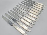 huit pièces d'argenterie ornées d'incrustations de nacre
