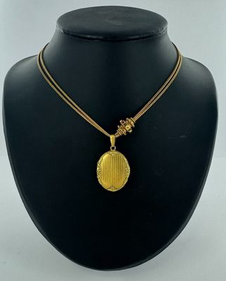 gros plan d'un collier sur le cou d'un mannequin