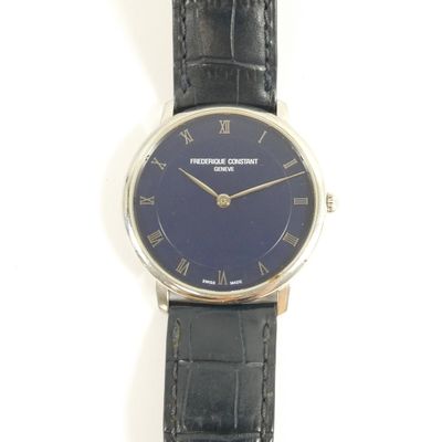 gros plan d'une montre-bracelet avec des chiffres romains