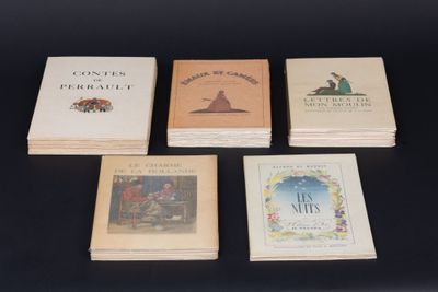 plusieurs livres sont empilés sur une table