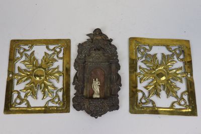 trois plaques en laiton ornées d'une statue de Jésus et de fleurs