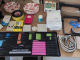 un bureau sur lequel se trouvent beaucoup d'objets