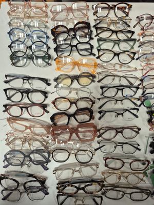de nombreuses paires de lunettes exposées sur une table