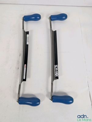 deux poignées bleues reposent sur une surface blanche