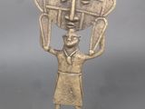 figurine en bronze représentant une femme portant un panier sur la tête
