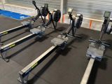 une rangée de rameurs dans une salle de sport