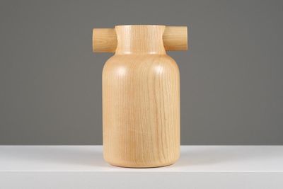 la bouteille est en bois et possède une poignée en bois