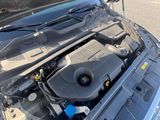 le moteur d'une voiture dont le capot est ouvert dans la rue