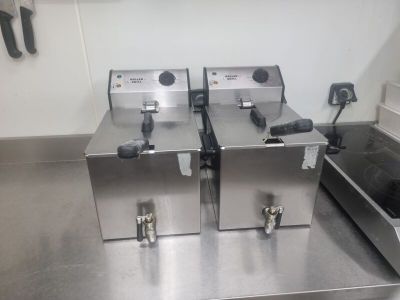 deux friteuses posées sur le comptoir de la cuisine