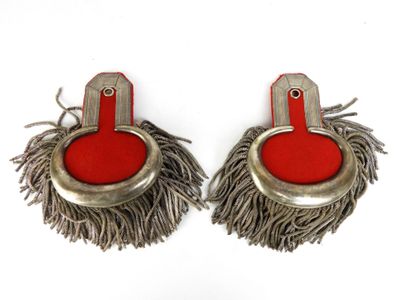 paire de boucles d'oreilles rouges et argentées à franges