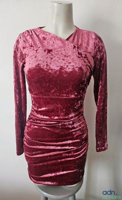 La robe est en velours froissé et possède des manches longues.