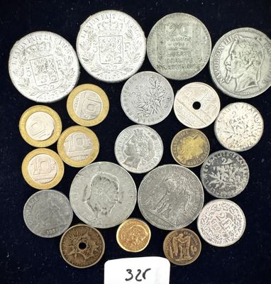 un lot de pièces de monnaie posées sur une table