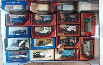 de nombreux types de voitures-jouets dans une vitrine