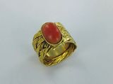 l'image d'une bague en or contenant une pierre rouge