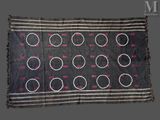 un gros plan sur un tapis noir et rose orné de cercles