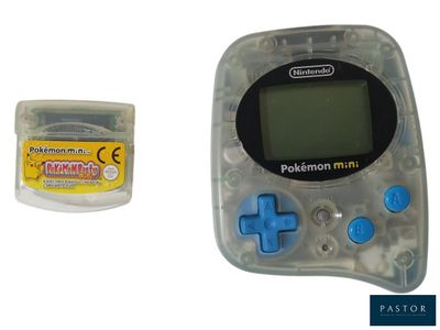une petite Game Boy avec un étui en plastique à côté