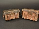 une paire de sacs de voyage anciens en cuir sur fond noir