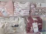 beaucoup de vêtements pour bébés emballés dans du plastique