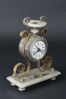 Pendulette en laiton, métal chromé et albâtre.