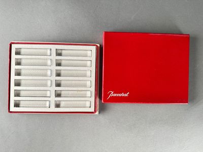 une image représentant une boîte rouge contenant une montre