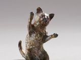 statue d'un chat debout sur ses pattes arrière