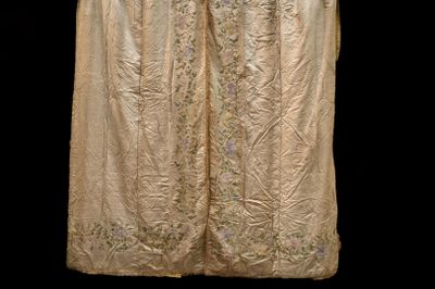 une photo d'une robe blanche ornée de broderies dorées
