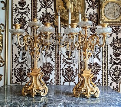 PAIRE DE CANDELABRES en bronze doré à décor ciselé et feuill…