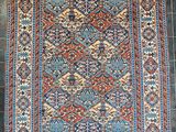 un tapis bleu et rouge posé sur un sol carrelé