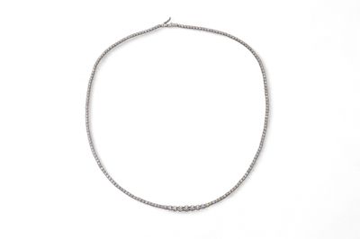 un collier en argent avec un fermoir en diamant sur fond blanc