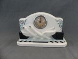 une horloge posée sur un socle